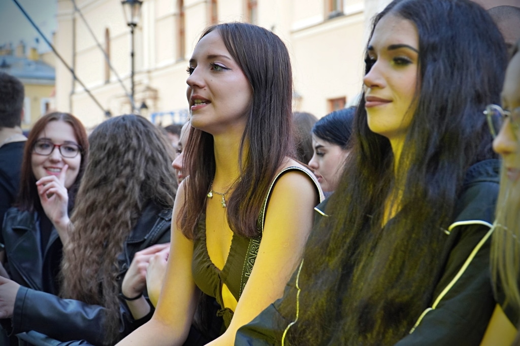 Młode kobiety na Juwenaliach 2025, uśmiechnięte i radosne.