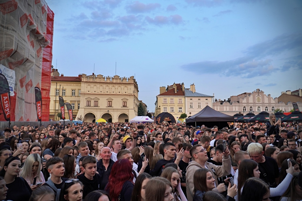 Tłum studentów na Juwenaliach 2025 podczas koncertu plenerowego.