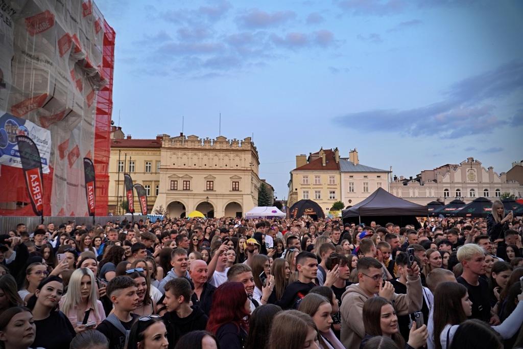 Tłum studentów na Juwenaliach 2025 przed budynkami.