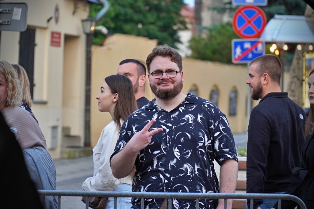 Młodzi ludzie na Juwenaliach 2025, mężczyzna robi znak pokoju