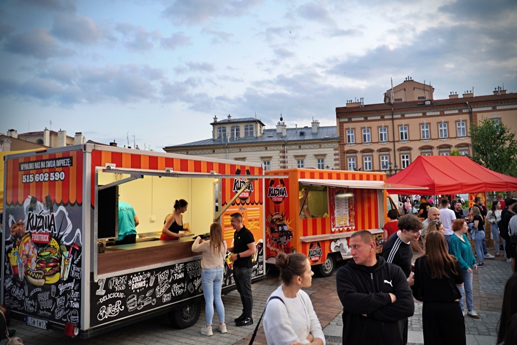 Food trucki na Juwenaliach 2025: jedzenie i studenci
