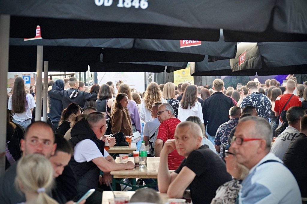 Ludzie na Juwenaliach 2025 pod czarnymi parasolami