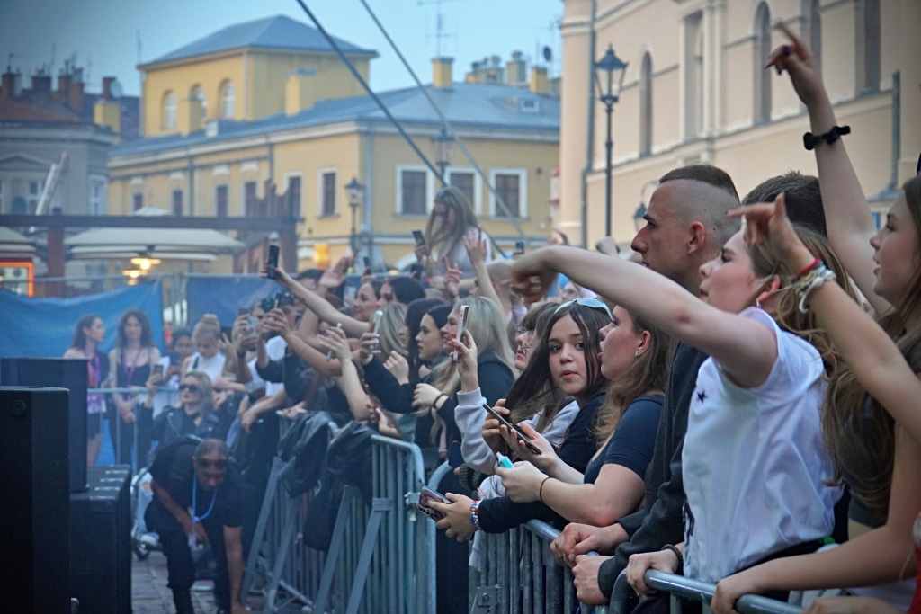 Tłum młodych ludzi na koncercie Juwenalia 2025, trzymających telefony
