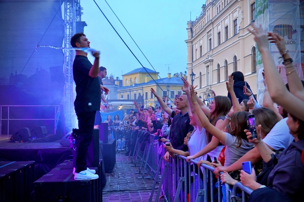 DJ na Juwenaliach 2025 z tłumem fanów wznoszących ręce