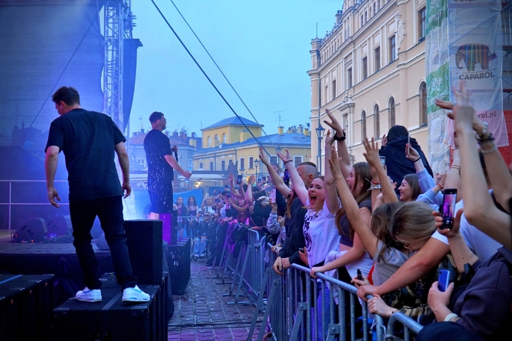 Koncert Juwenalia 2025: artyści na scenie i tłum fanów pod sceną