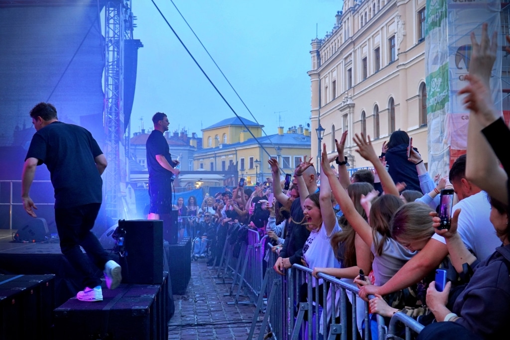 Artyści na scenie podczas Juwenaliów 2025, tłum fanów przed sceną.