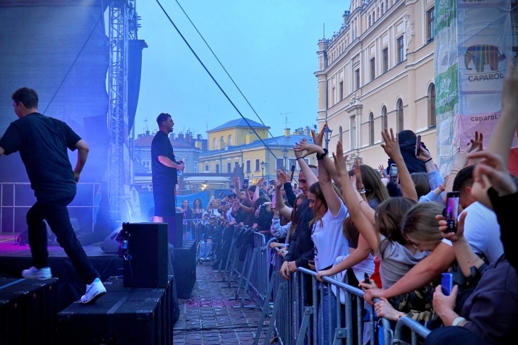 Artyści na scenie i tłum fanów podczas Juwenaliów 2025