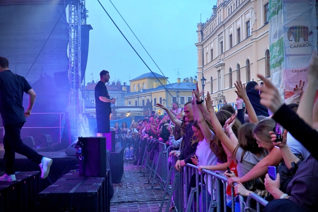 Artyści na scenie podczas Juwenaliów 2025, tłum fanów pod sceną.