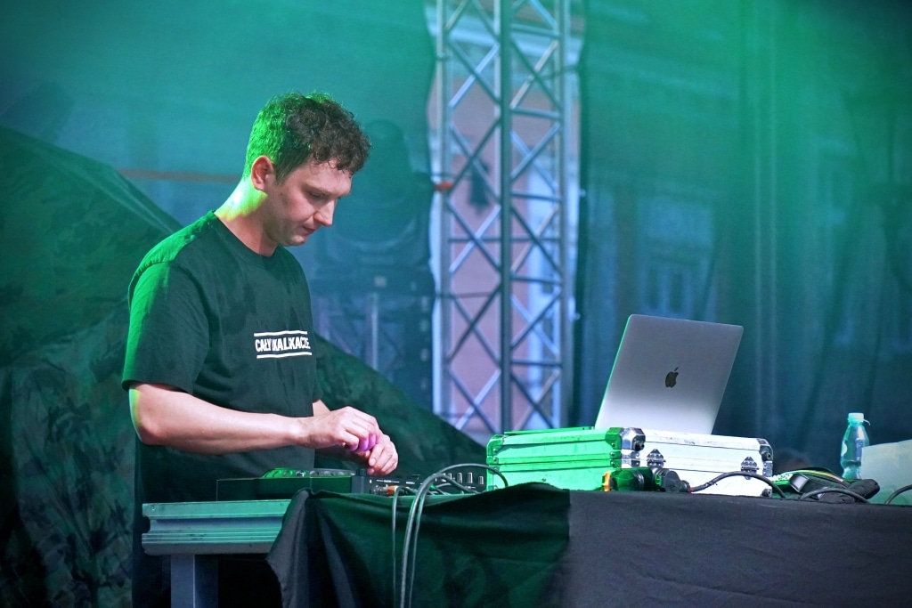 DJ na Juwenaliach 2025 grający na sprzęcie DJ-skim