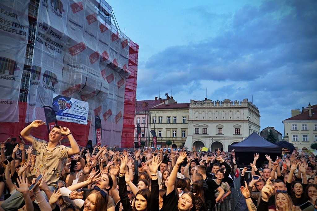 Tłum studentów na Juwenaliach 2025 z uniesionymi rękami