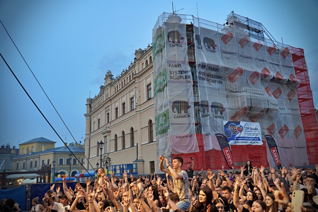 Tłum studentów na koncercie Juwenalia 2025 przed budynkiem w rusztowaniach