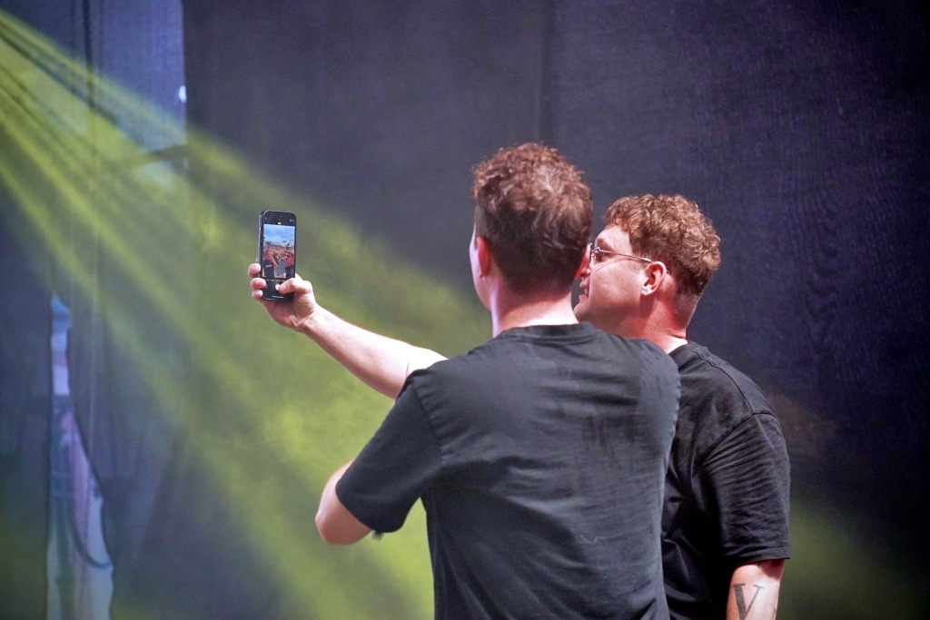 Dwaj mężczyźni robią selfie na Juwenaliach 2025.