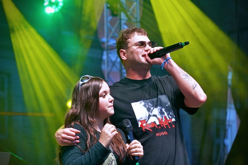 Artysta z córką na scenie podczas Juwenaliów 2025