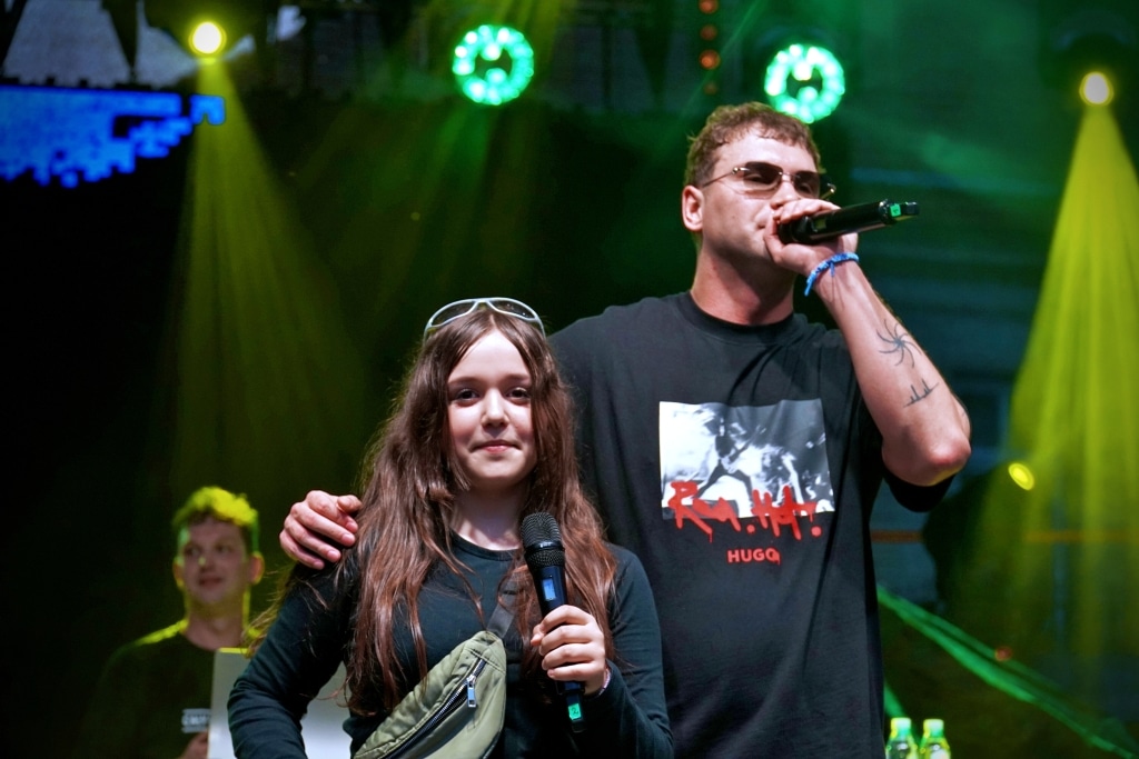 Raper i młoda fanka na koncercie Juwenalia 2025