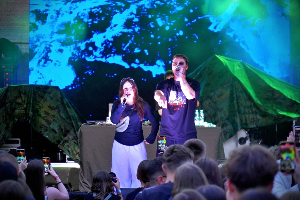 Artyści na scenie podczas Juwenaliów 2025, koncert rapowy.