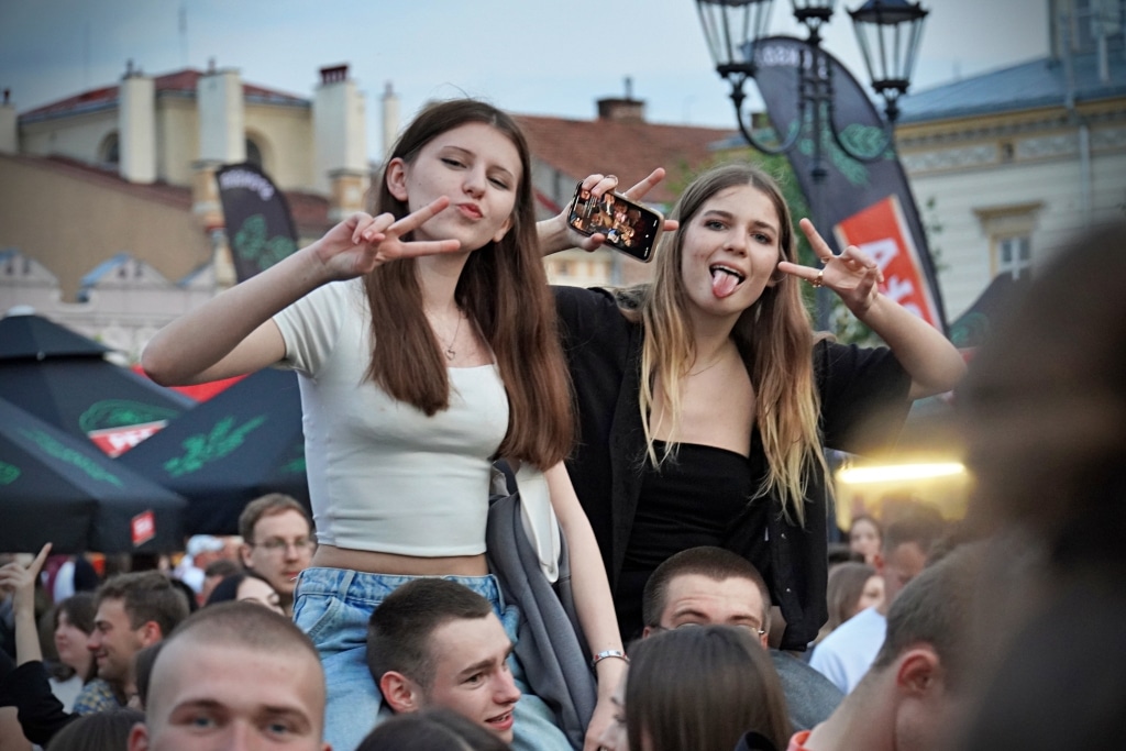 Dziewczyny na Juwenaliach 2025 robią selfie, bawiąc się na koncercie.