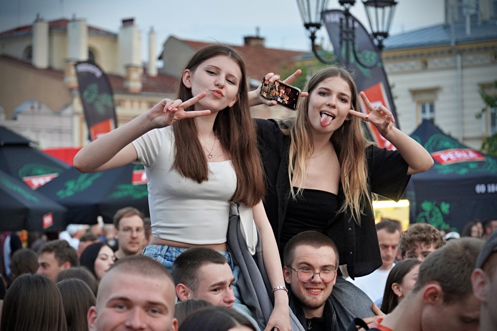 Młode kobiety na Juwenaliach 2025, pozujące do zdjęcia z telefonem.