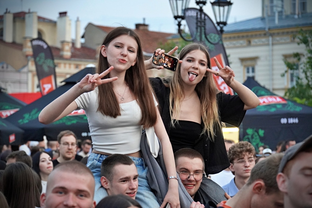 Dziewczyny na Juwenaliach 2025 robią sobie zdjęcie