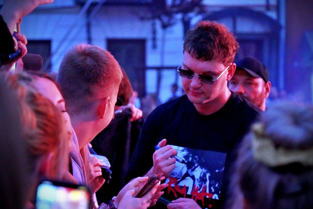 Juwenalia 2025: Artysta w okularach podpisuje autografy dla fanów
