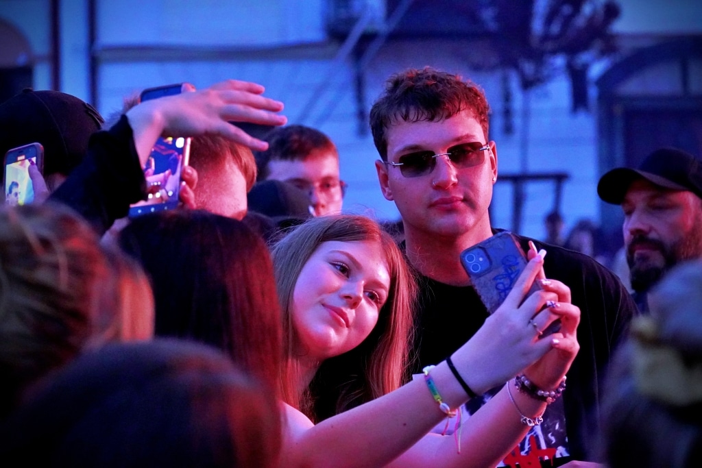 Młodzi ludzie robiący selfie na Juwenaliach 2025.