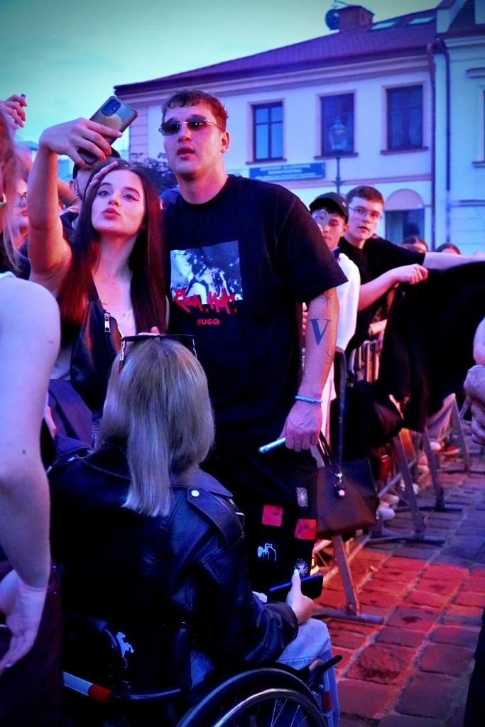 Grupa młodych ludzi na Juwenaliach 2025, jedna osoba w wózku inwalidzkim.