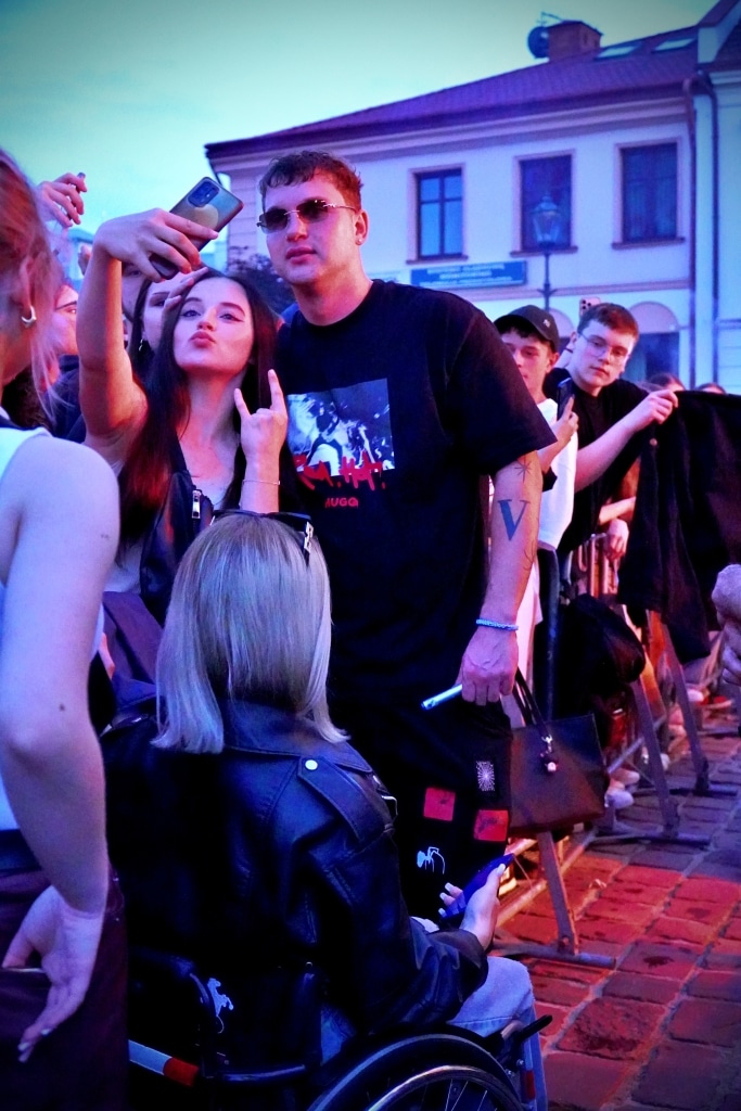 Młodzi ludzie na Juwenaliach 2025, selfie z koncertu