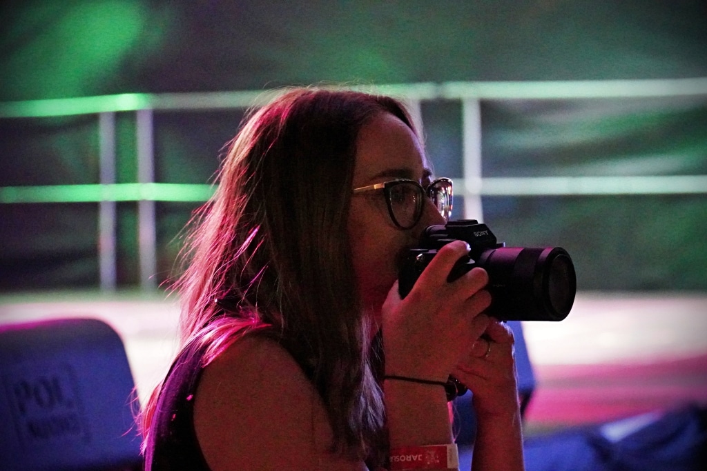 Kobieta z aparatem fotografuje na Juwenaliach 2025
