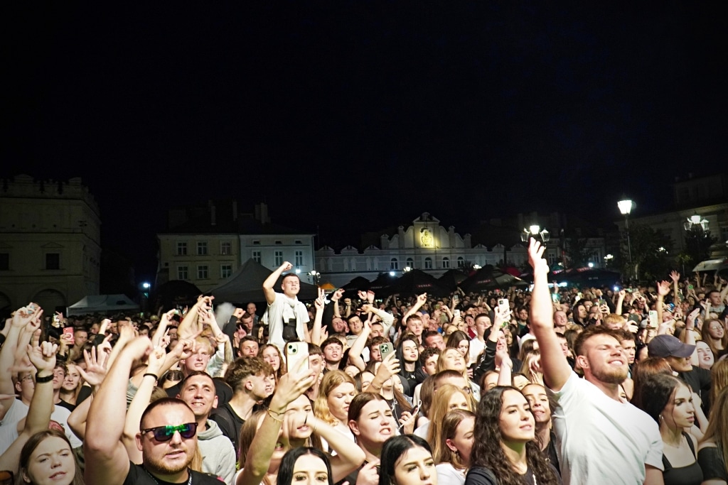 Tłum młodych ludzi na koncercie podczas Juwenaliów 2025