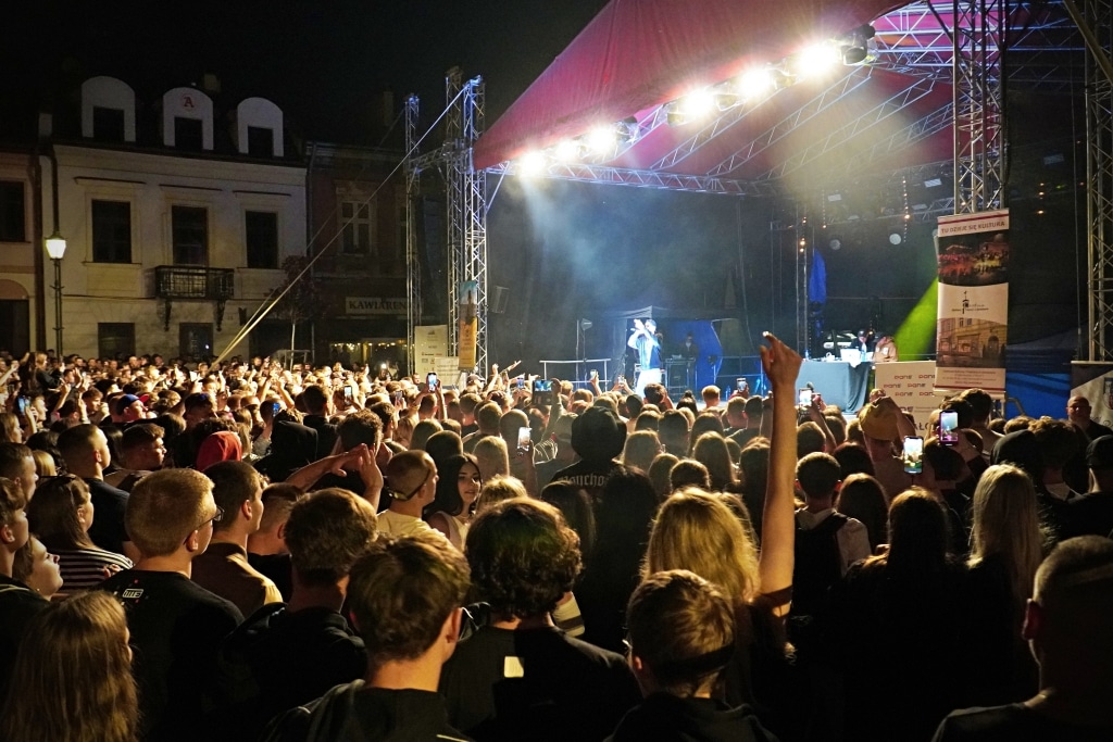 Koncert Juwenalia 2025: tłum widzów pod sceną podczas festiwalu muzycznego