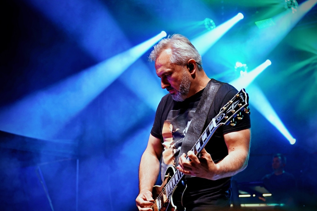 Gitarzysta na scenie podczas koncertu Juwenalia 2025