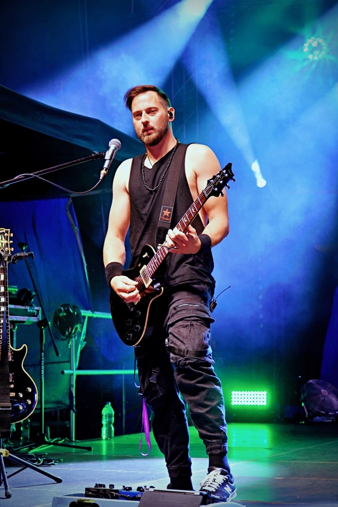 Gitarzysta grający na scenie podczas Juwenaliów 2025