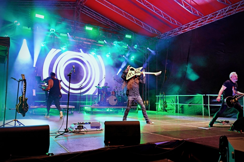 Zespół rockowy na scenie Juwenalia 2025 z wizualizacjami