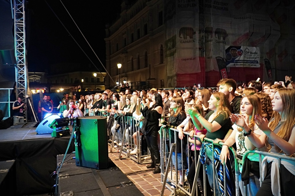 Tłum młodych ludzi na koncercie Juwenalia 2025