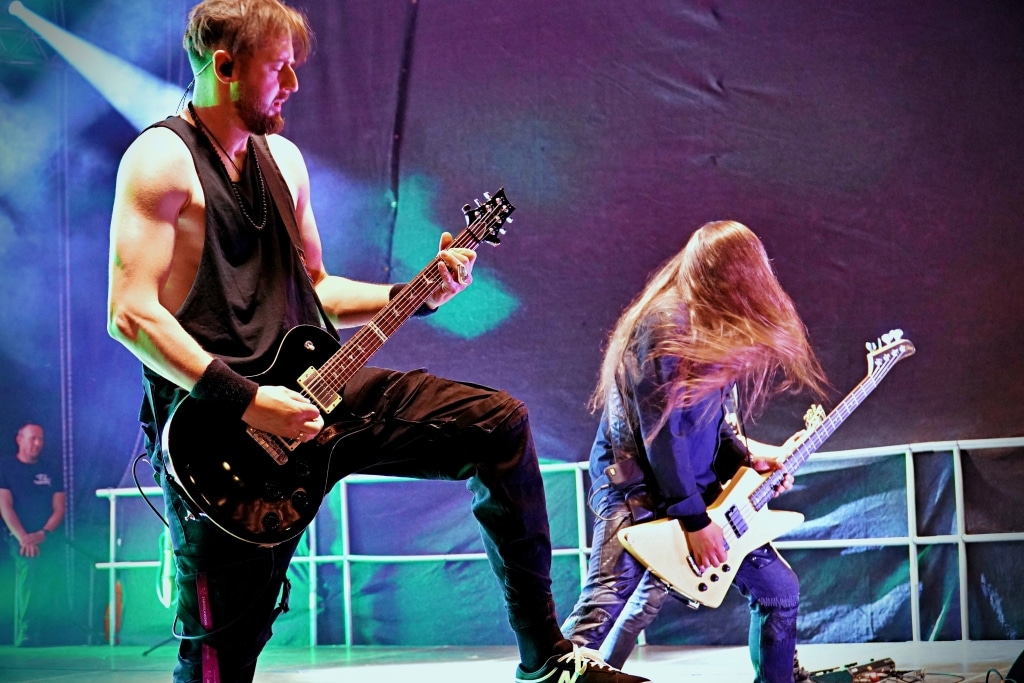 Artyści rockowi grają na gitarach na scenie podczas Juwenaliów 2025