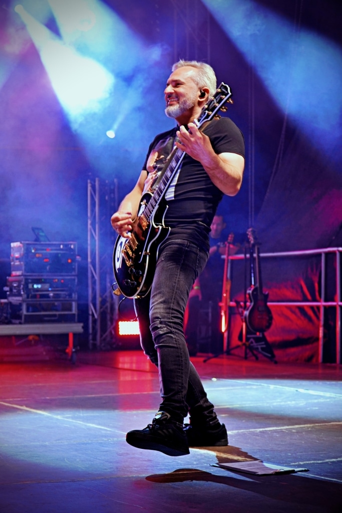 Gitarzysta na scenie podczas Juwenaliów 2025