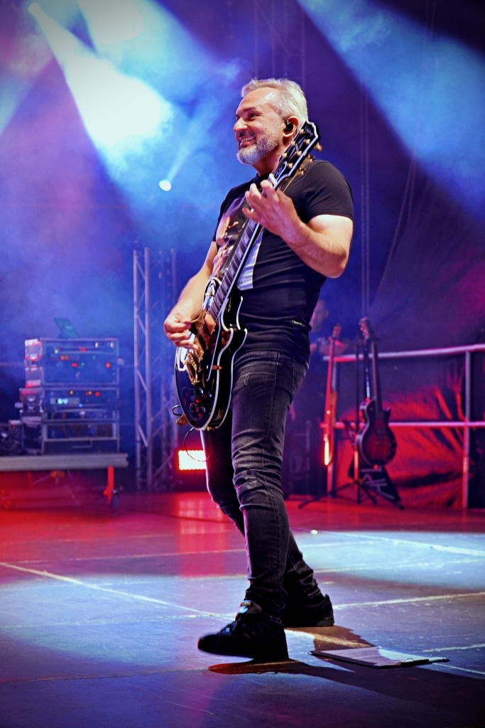 Gwiazda rocka z gitarą na scenie Juwenalia 2025