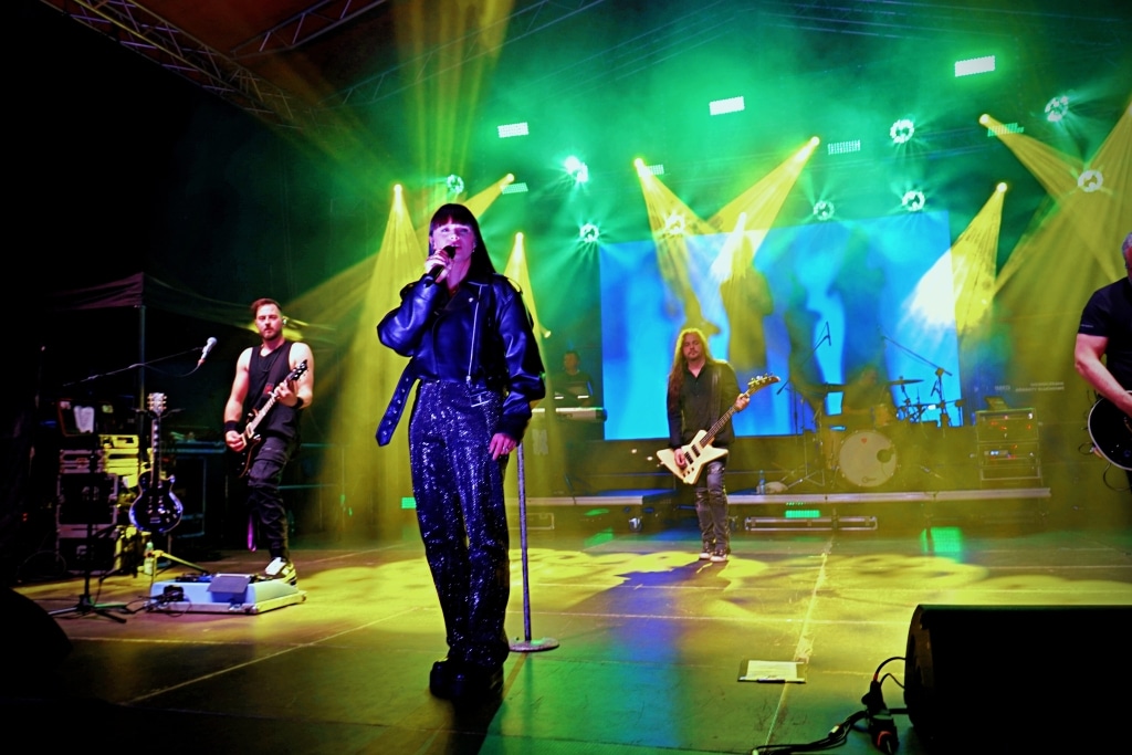 Zespół rockowy na scenie podczas Juwenaliów 2025, w zielonych światłach.