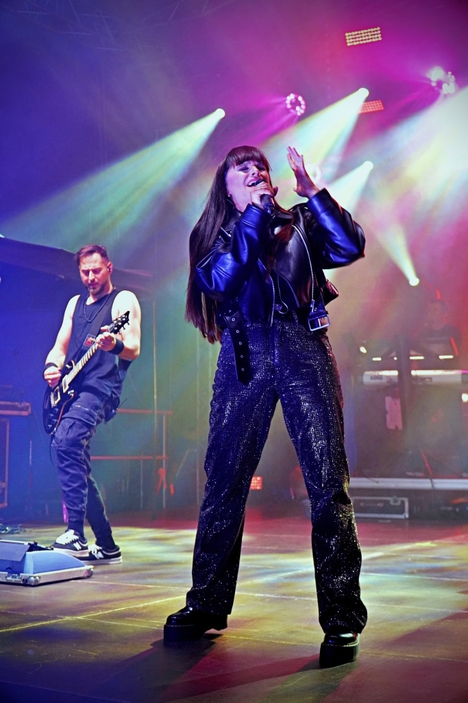 Wokalistka na scenie podczas Juwenaliów 2025 z gitarzystą w tle