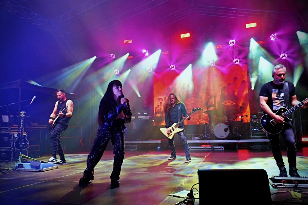 Zespół rockowy na scenie podczas Juwenaliów 2025, wokalistka na pierwszym planie.