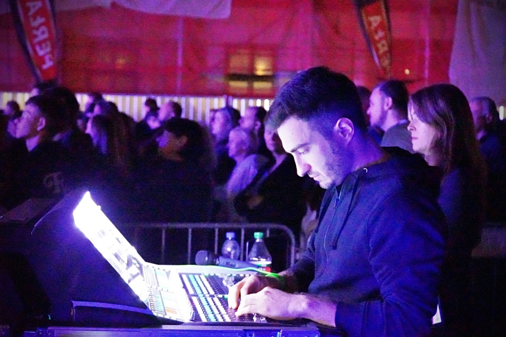 Mężczyzna obsługuje konsoletę DJ-ską na Juwenaliach 2025