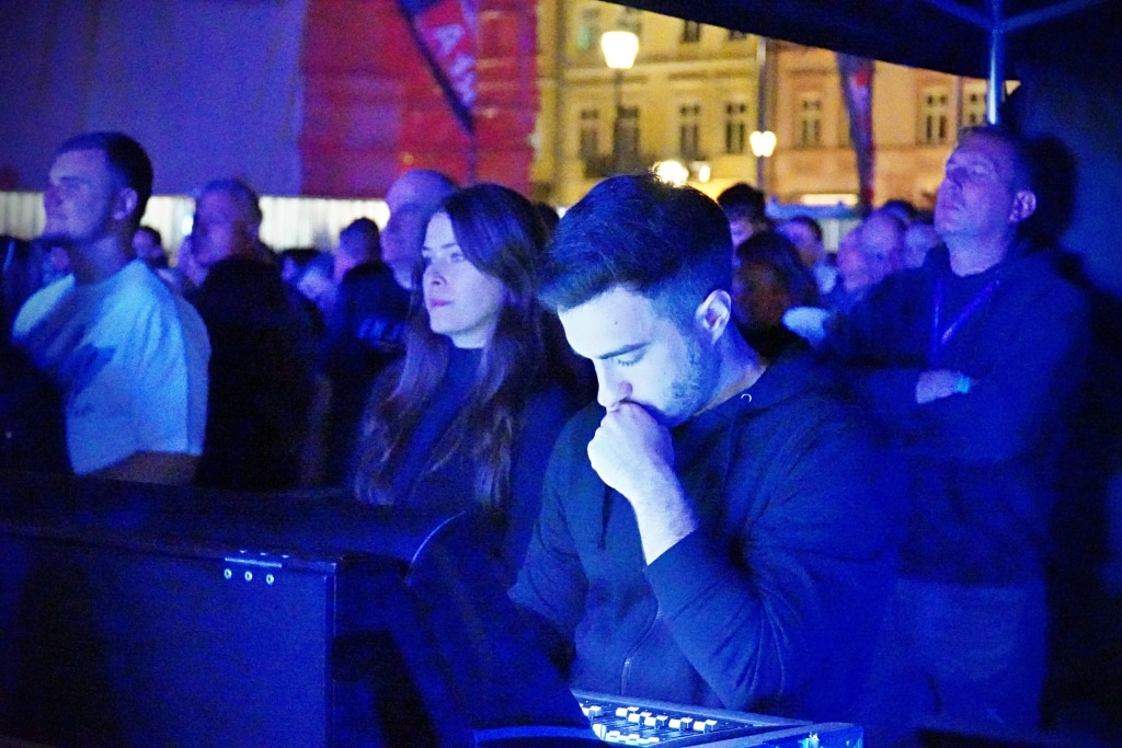 Młodzi ludzie na koncercie Juwenalia 2025, niebieskie światła