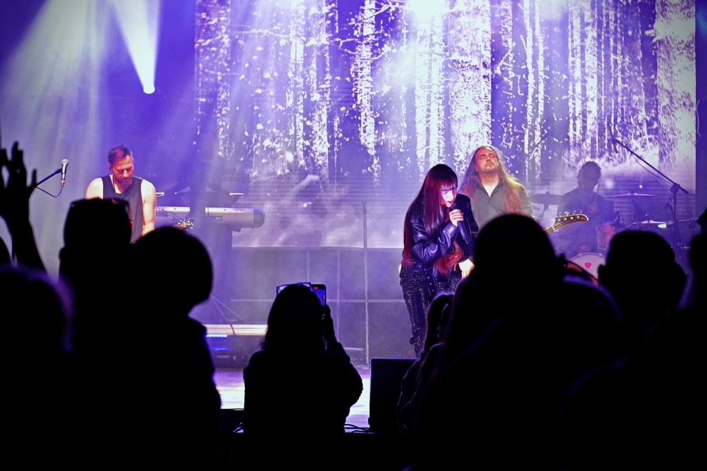 Zespół rockowy na scenie Juwenalia 2025, koncert w świetle reflektorów
