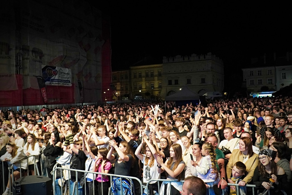 Tłum młodych ludzi na koncercie Juwenalia 2025