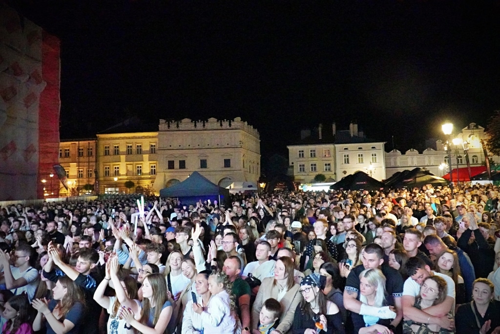 Tłum ludzi na Juwenaliach 2025, koncert w nocy