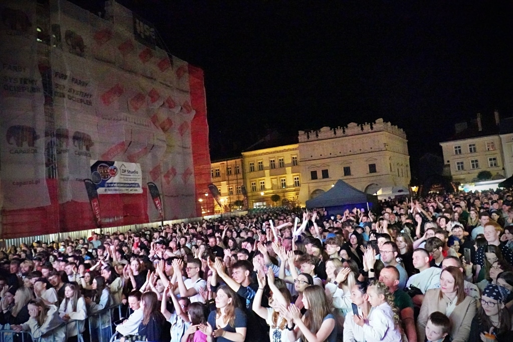 Tłum studentów na Juwenaliach 2025, koncert nocą