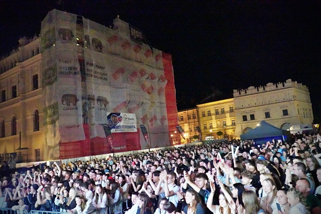 Tłum studentów na koncercie Juwenalia 2025 przed budynkiem w remoncie.