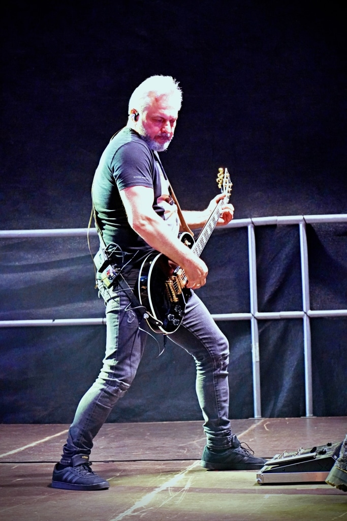 Muzyk z gitarą na Juwenaliach 2025