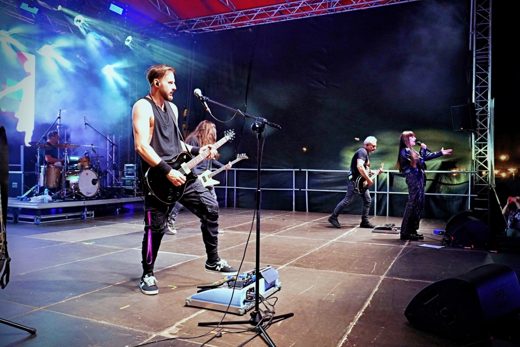 Zespół rockowy na scenie Juwenalia 2025 z gitarzystą na pierwszym planie