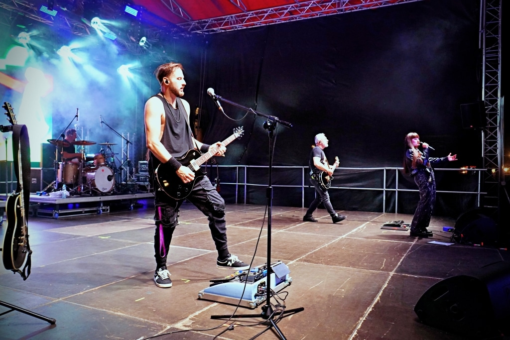 Zespół rockowy na scenie podczas Juwenaliów 2025