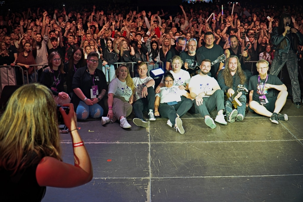 Grupa fanów Juwenaliów 2025 na koncercie z muzykami